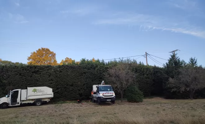 Utilisation d'un camion benne et d'une nacelle.