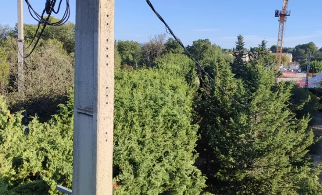 Dégagement du poteau électrique et fils.